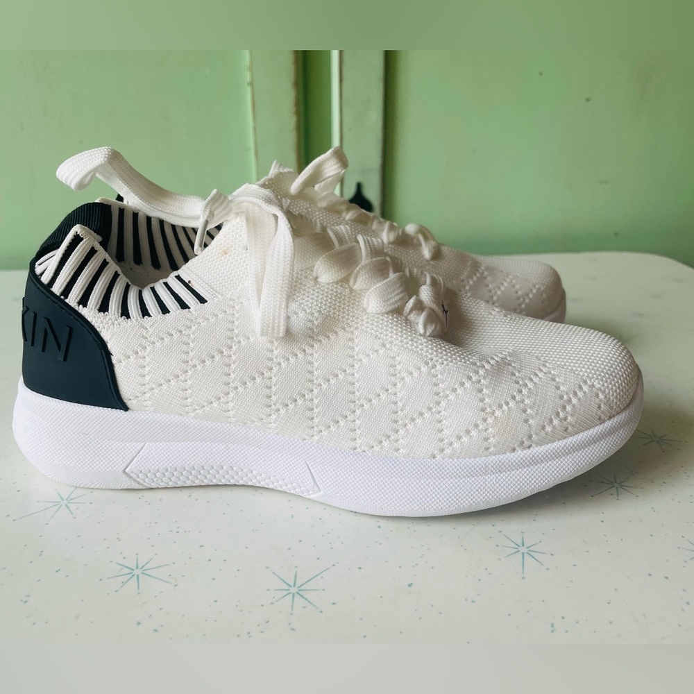 Brand new girls shoes sneakers 👟 size 6 Danskin white and black new without box